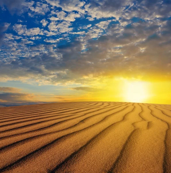 Puesta de sol sobre un desierto — Foto de Stock