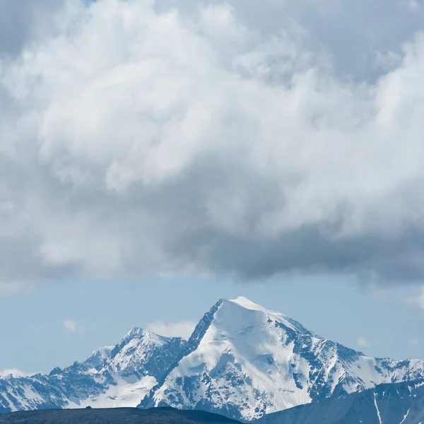 Monte o topo em nuvens densas — Fotografia de Stock