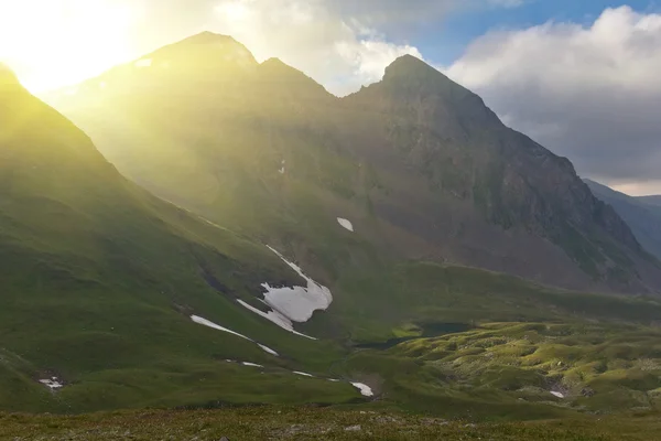 Zonsondergang in een bergen — Stockfoto