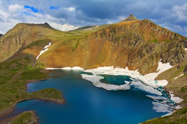 Emerald lake in een berg kom in de avond — Stockfoto