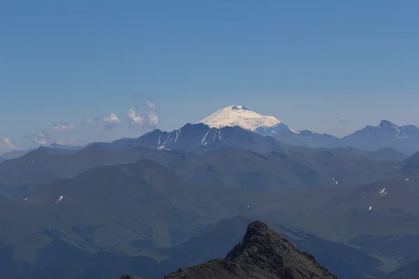Elbrus mount daleko — Zdjęcie stockowe