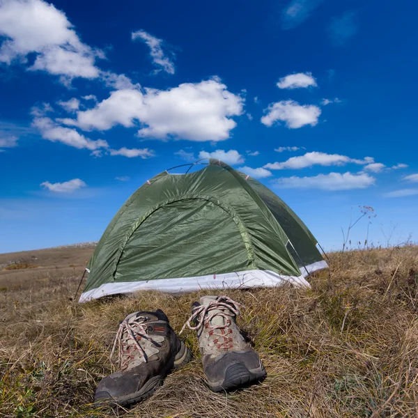 Turistiska tält och stövlar — Stockfoto