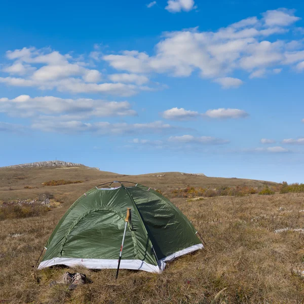 Tenda turistica verde in una steppa — Foto Stock