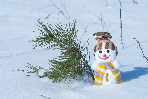 Игрушка снеговика в снегу — стоковое фото