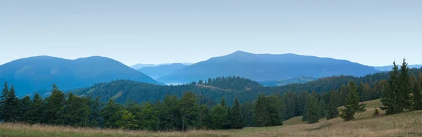 Панорама летних гор — стоковое фото