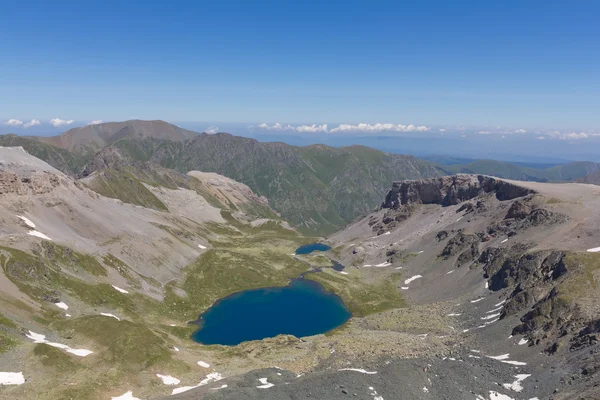 Smaragdsee in einem Gebirgstal — Stockfoto