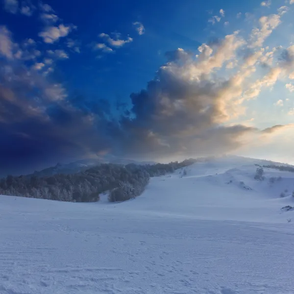 Kvällen vintern hills — Stockfoto