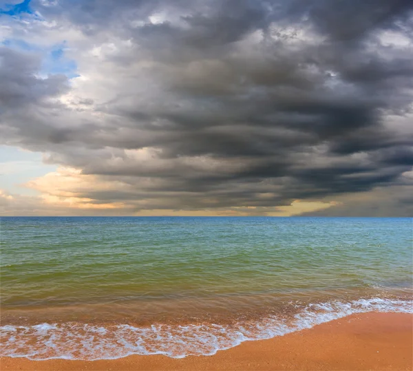 Mar tranquilo y un cielo oscuro —  Fotos de Stock