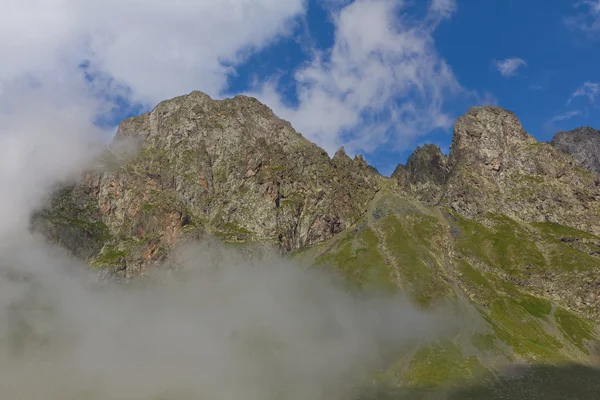 Mont haut dans une brume — Photo