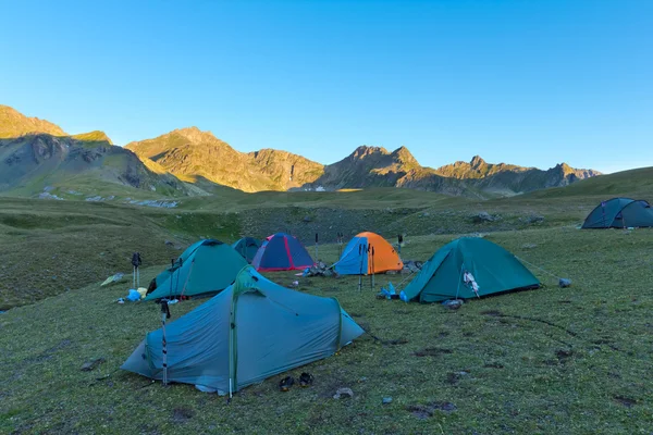 Turistiska läger i en morgon berg — Stockfoto