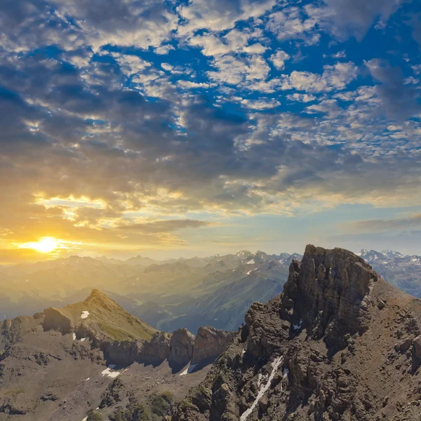 Západ slunce nad horského údolí — Stock fotografie