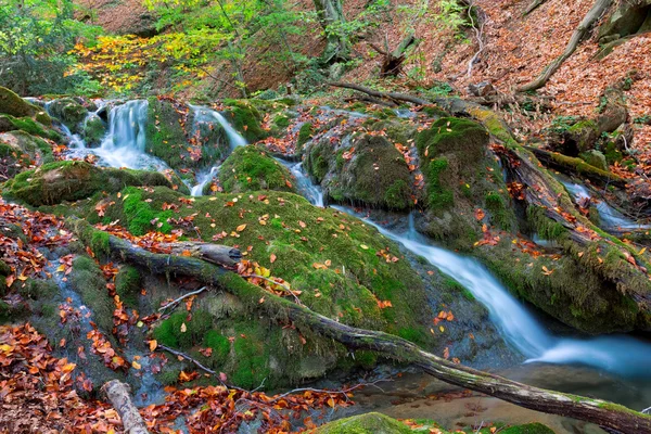 Cascada en un cañón de montaña — Foto de Stock