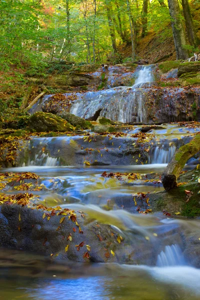 Rauschender Fluss in einer Schlucht — Stockfoto