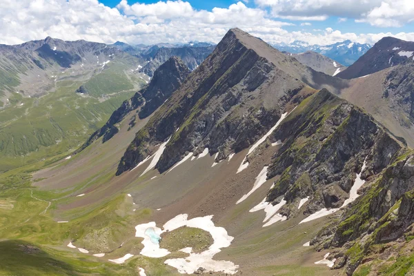 Vallée de montagne dans un caucase montagnes — Photo