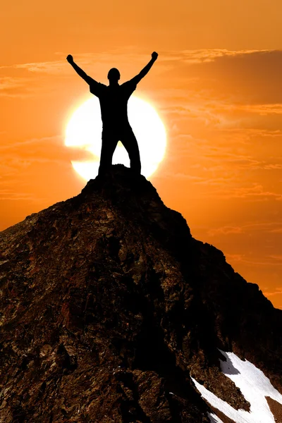 Man silhouet verblijf bovenop een berg — Stockfoto