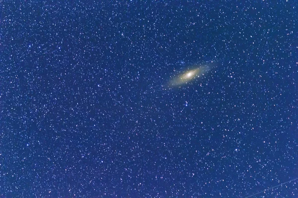 Galaxy på en stjärnklar himmel bakgrund — Stockfoto