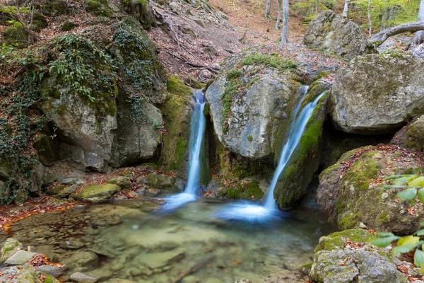 Cascades d'eau sur une rivière de montagne — Photo