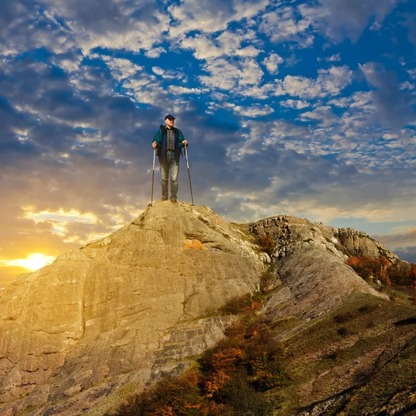 Hiker valking among a mountains — Stock Photo, Image