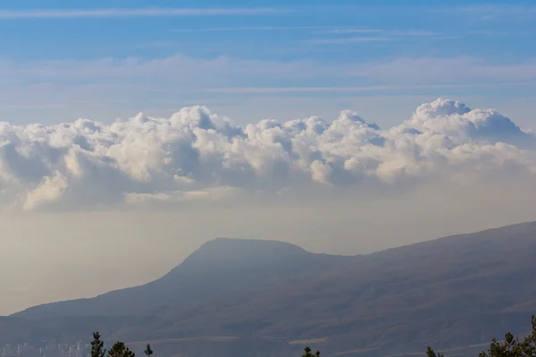 Nuvens acima de colinas — Fotografia de Stock