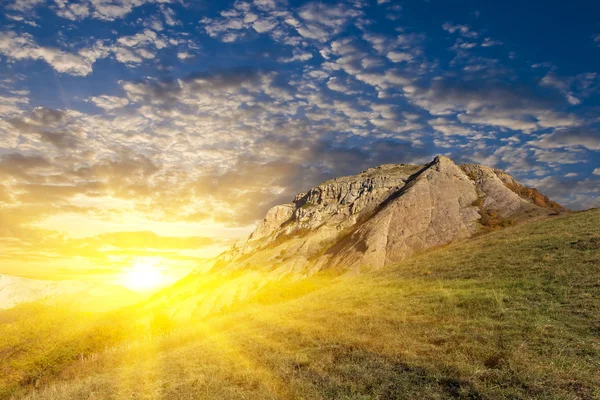 산 계곡 위에 석양 — 스톡 사진