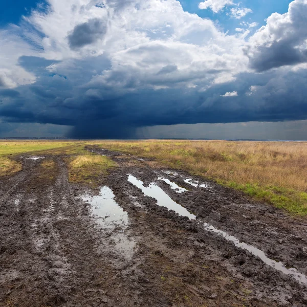 Grund vuil onder een regenachtige wolken — Stockfoto