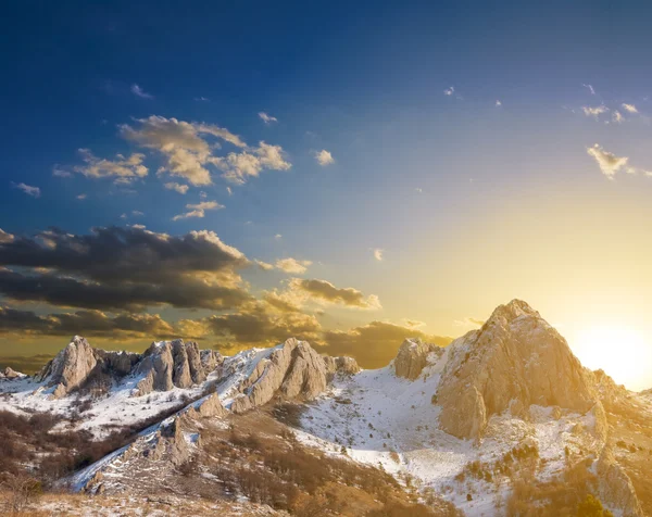 山のチェーンの上の日の出 — ストック写真