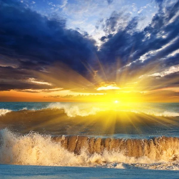 Pôr do sol dramático sobre um mar tempestuoso — Fotografia de Stock