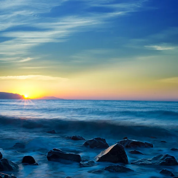 De manhã cedo em uma costa do mar — Fotografia de Stock