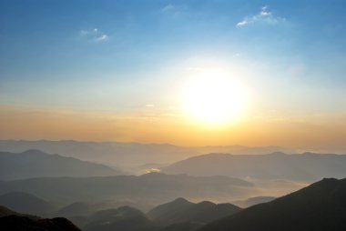 bir dağa vadide üzerinde gündoğumu
