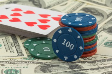 cips ve kartları dolarlık banknotların üzerinde oynamaya
