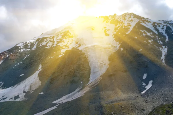 Вершине горы в лучах солнца — стоковое фото