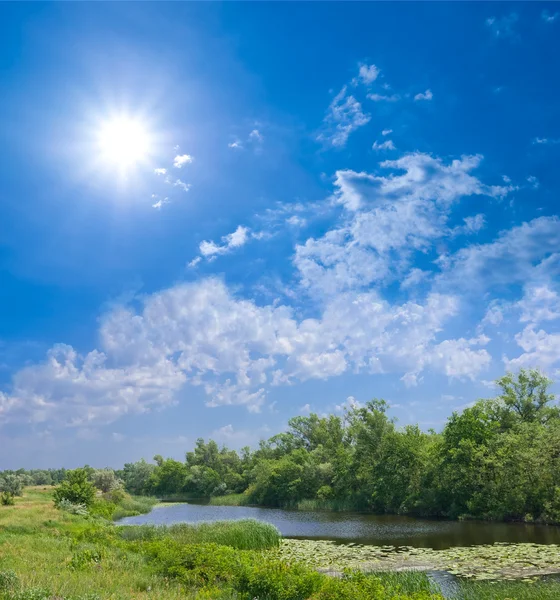 Kırsal sahne çayır ve bir nehir — Stok fotoğraf
