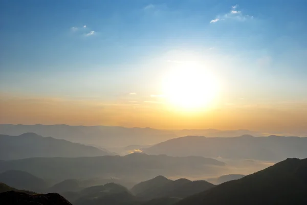 Salida del sol sobre un valle de montaña — Foto de Stock