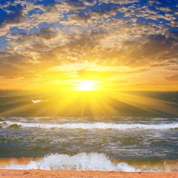 Homokos tengerparttól a naplementekor — Stock Fotó