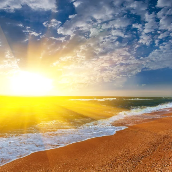 Západ slunce na pláži moře — Stock fotografie