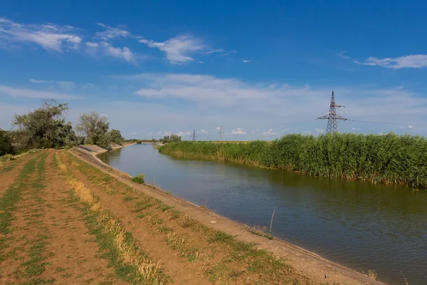 Canal de irrigação — Fotografia de Stock