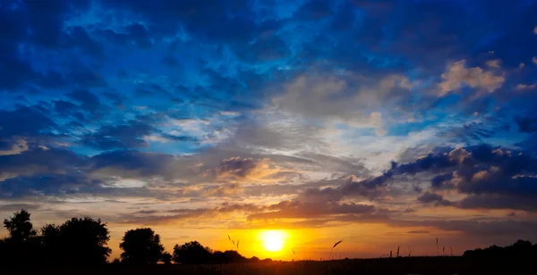 Dramatische zonsondergang achtergrond — Stockfoto