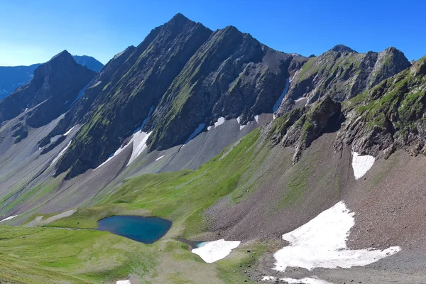 Cresta de montaña y un pequeño lago — Foto de Stock