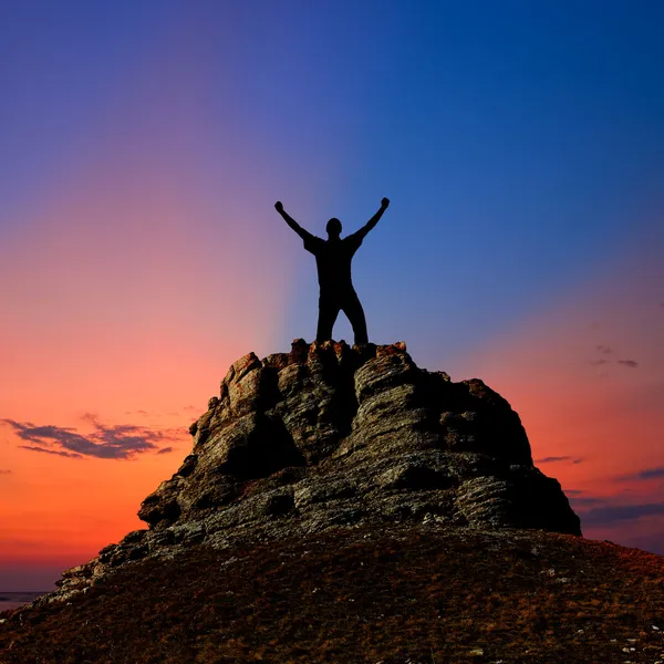 Homem feliz ficar em um topo de montagem — Fotografia de Stock