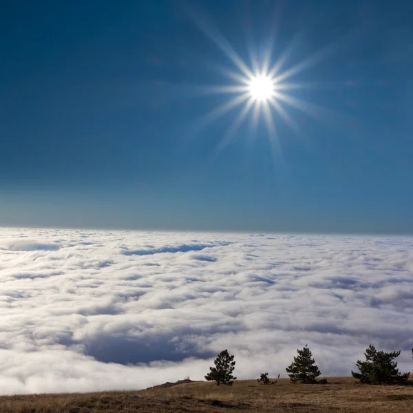 Yoğun bulutlar üzerinde güneş parlıyor — Stok fotoğraf