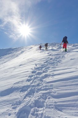 yürüyüşçüler yukarı doğru yürümek