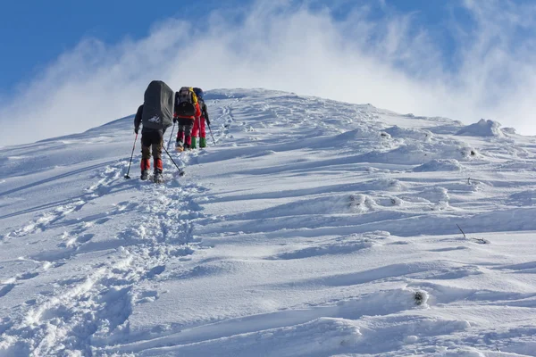 Τουριστική ομάδα στα βουνά ένα χειμώνα — Φωτογραφία Αρχείου