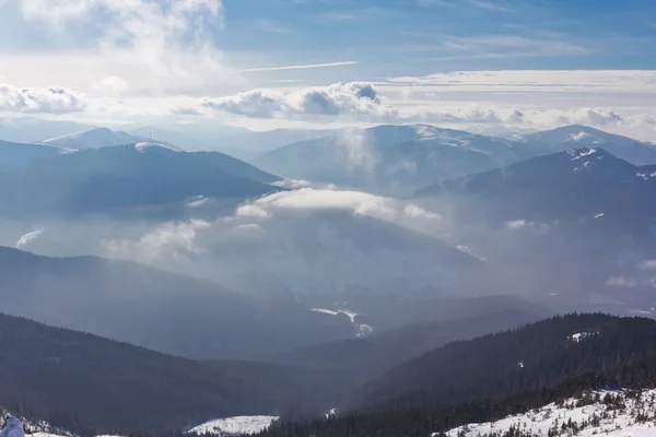 Au-dessus d'une haute montagne — Photo