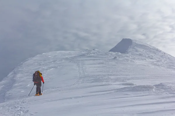 Touristischer Spaziergang inmitten eines Wintergebirges — Stockfoto