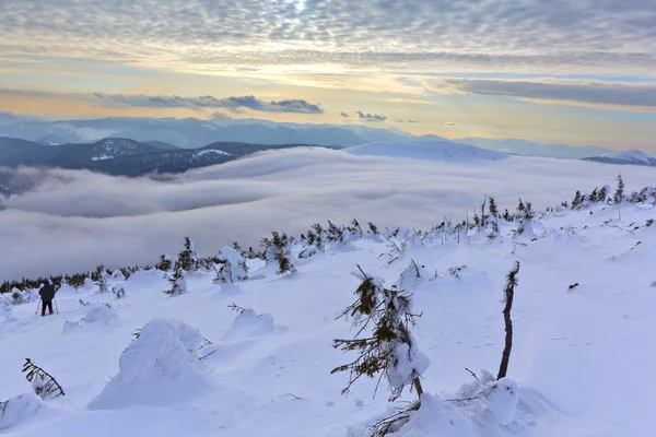 Snowbound heuvels in de avond — Stockfoto