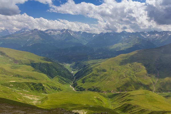 Yeşil dağ Vadisi — Stok fotoğraf