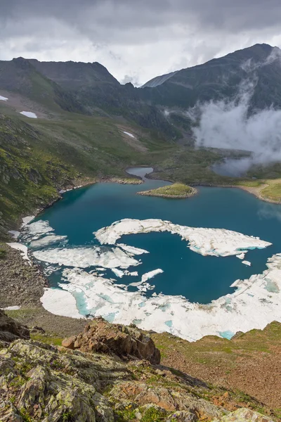 Lago de esmeralda em um vale de montanha — Fotografia de Stock