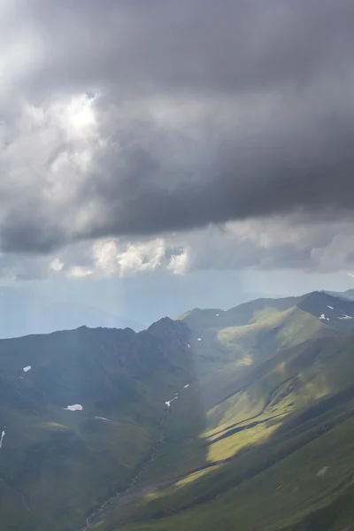 Vallée de montagne dans un rayon de soleil — Photo