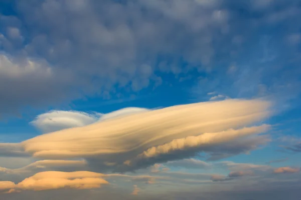Grande nuvola sembra un ufo — Foto Stock