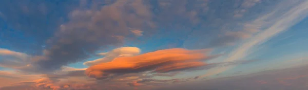 Akşam gökyüzü panorama — Stok fotoğraf